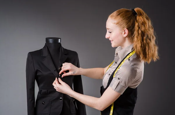Žena krejčí pracuje na nových šatech — Stock fotografie