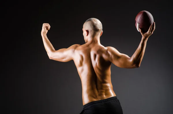 Muskulöser Fußballspieler — Stockfoto