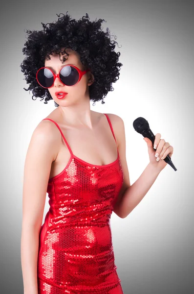 Pop star avec micro en robe rouge — Photo