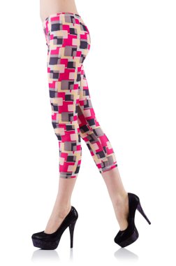 Beyaz arka planda izole kadın bacakları