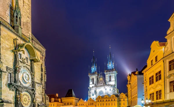 Torres na praça da cidade velha em Praga — Fotografia de Stock