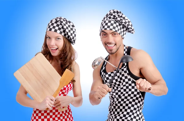 Par de cozinheiros engraçados contra o gradiente — Fotografia de Stock