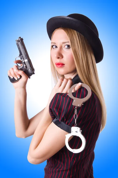 グラデーションに対して銃を持つ女性ギャング — ストック写真