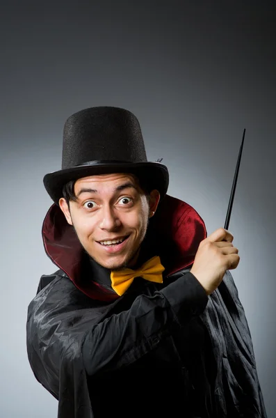 Homme magicien drôle avec baguette et chapeau — Photo