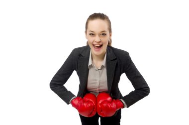 Beyazlara izole edilmiş boks eldivenli iş kadını