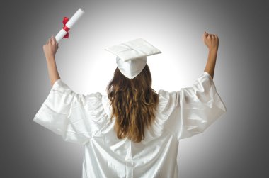 Degrade karşı diploması ile genç öğrenci