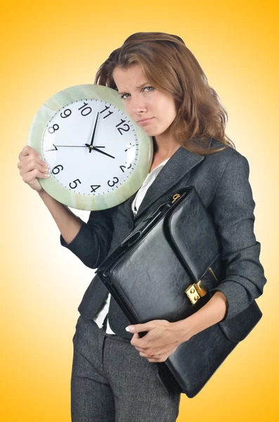 Donna d'affari con orologio isolato contro il gradiente — Foto Stock