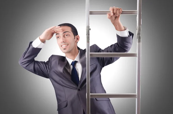 Empresario subiendo la escalera contra el gradiente — Foto de Stock