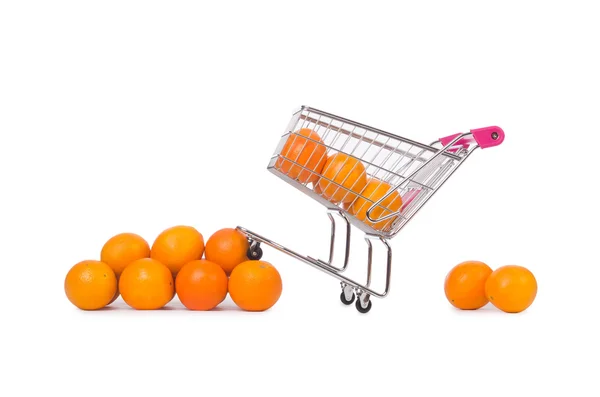 Supermarkt trolley koffer vol sinaasappelen — Stockfoto