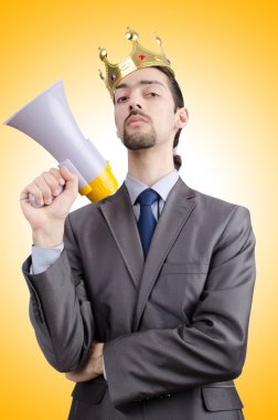 man schreeuwen en schreeuwen met luidspreker