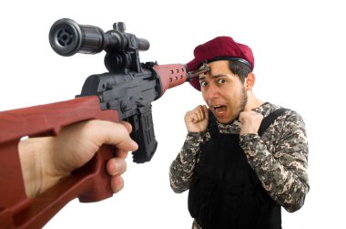 Beyazda izole edilmiş silahlı bir asker.