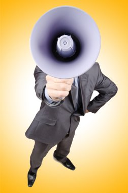 man schreeuwen en schreeuwen met luidspreker