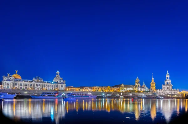 Dresden skyline 's nachts bij rivier — Stockfoto