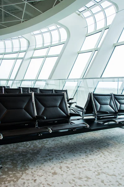 Черные стулья в аэропорту — стоковое фото