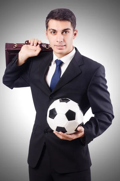 Jeune homme d'affaires avec football — Photo