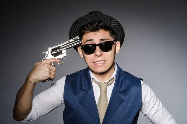 Hombre con gafas de sol con pistola — Foto de Stock