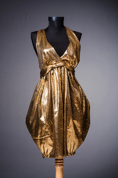 Vestido espumante dourado — Fotografia de Stock