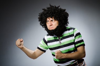 Afro saç modeli ile komik adam