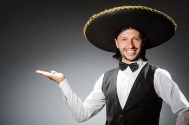 Meksika adam beyaz izole fötr şapka giyer