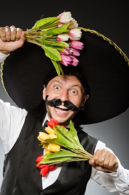 Meksika adam beyaz izole fötr şapka giyer