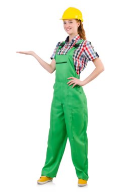 Kadın işçi tulumlu, beyaz giysili.