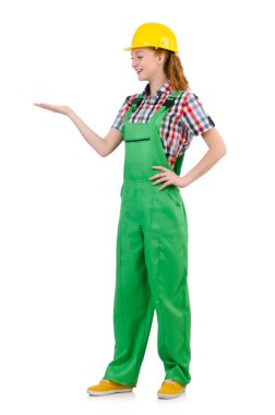 Kadın işçi tulumlu, beyaz giysili.