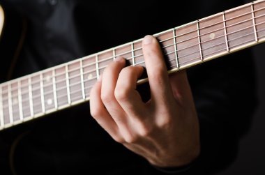 Konser sırasında gitarlı adam