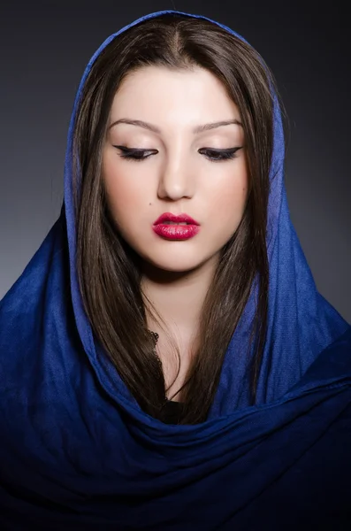 Jonge vrouw met hoofddoek — Stockfoto