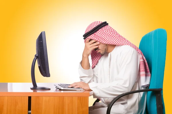 Arabischer Geschäftsmann arbeitet am Computer — Stockfoto