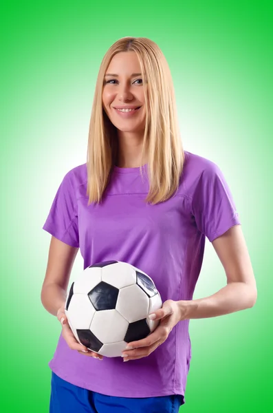 Młoda kobieta z piłką — Zdjęcie stockowe