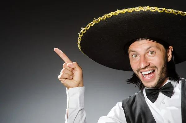 Мексиканські чоловік носить сомбреро ізольовані на білому — стокове фото