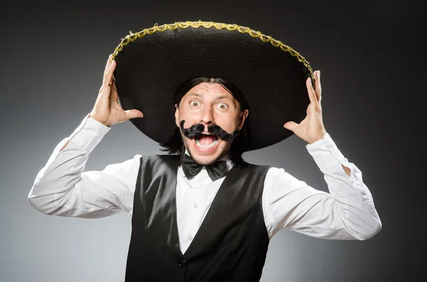 Mexikaner trägt Sombrero isoliert auf Weiß — Stockfoto