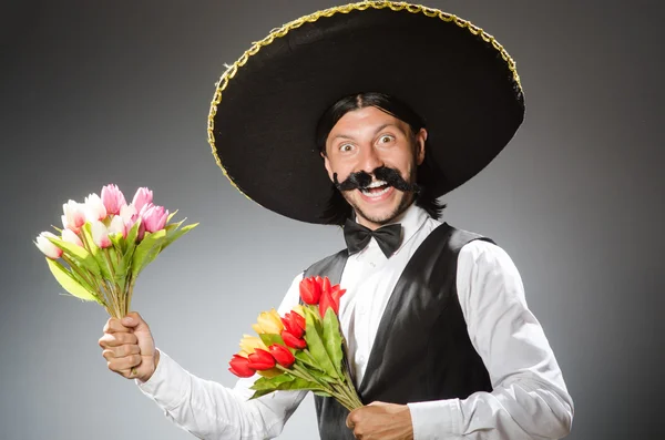 メキシコ人男性は白で隔離ソンブレロを着ています。 — ストック写真