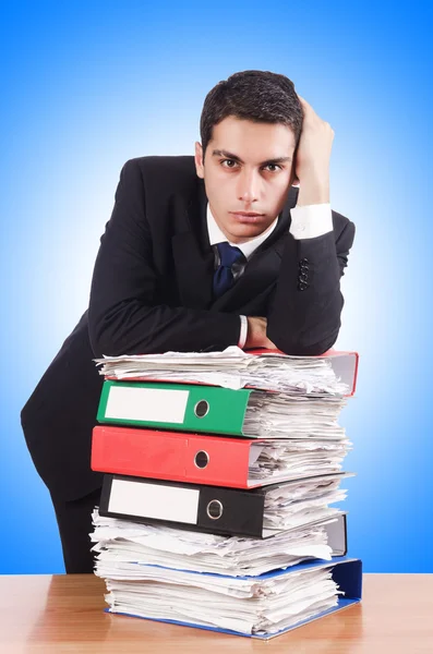 Jonge drukke zakenman achter zijn Bureau — Stockfoto