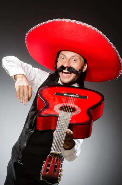 Meksika adam beyaz izole fötr şapka giyer — Stok fotoğraf