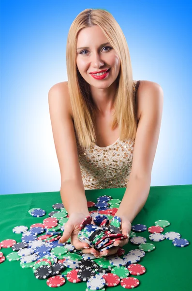 Jeune femme au casino — Photo