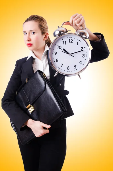 Žena s obrovskými hodinami — Stock fotografie