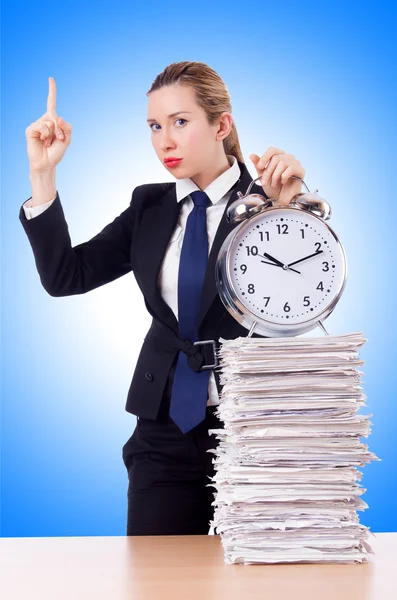 Femme d'affaires avec horloge énorme — Photo