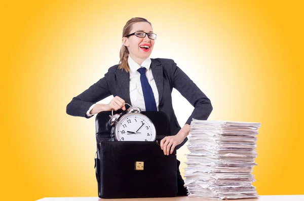 Femme d'affaires avec horloge et papiers — Photo