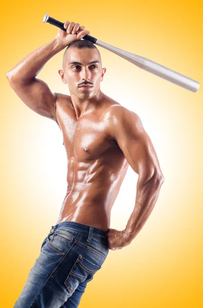 Homme musclé avec batte de baseball — Photo