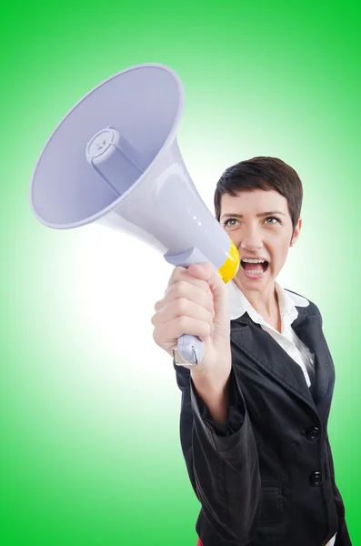 Jovem empresária gritando para alto-falante — Fotografia de Stock