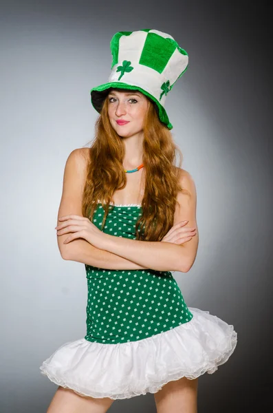 Femme en saint patrick concept — Photo