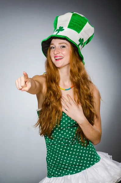 Femme en saint patrick concept — Photo