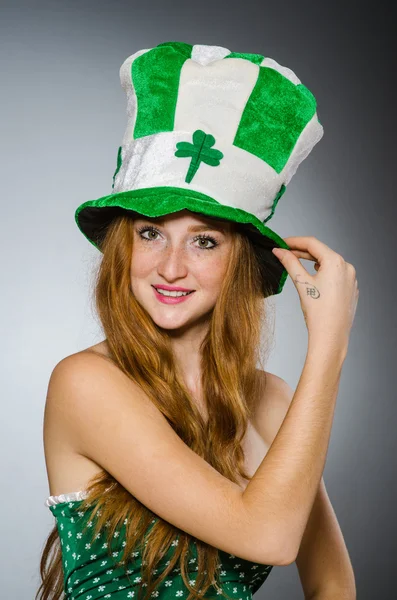 Femme en saint patrick concept — Photo