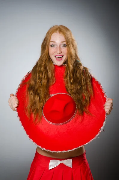 Belle femme portant un chapeau sombrero rouge — Photo