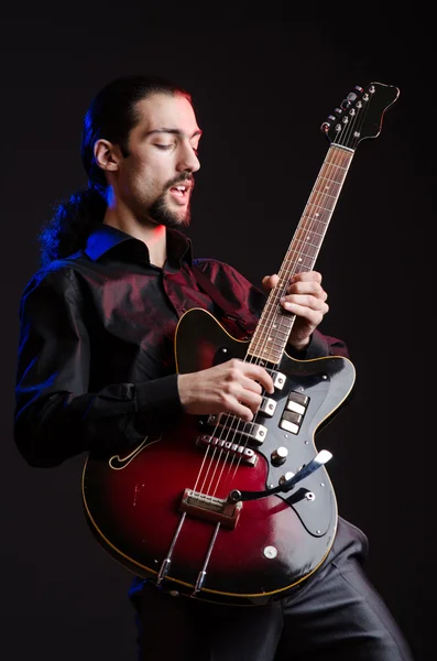 Hombre con guitarra durante el concierto —  Fotos de Stock