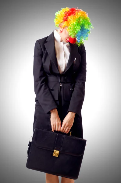 Femme clown en costume d'affaires — Photo