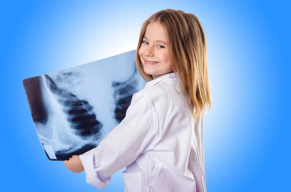 Malý gilr hraje doktora s x-ray Stock Obrázky