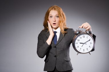 Saati olan iş kadını teslimatlarına geç kalıyor.