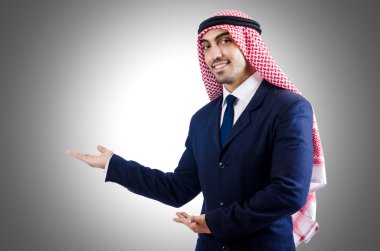 Arap işadamı beyazı izole etti